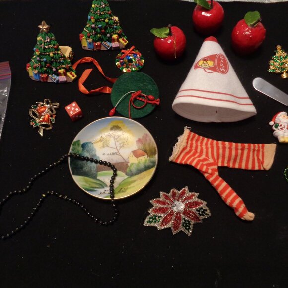 JUNK DRAWER VINTAGE CHRISTMAS DOLL HOLDERS JEWELRY BEADS ETC. LOT - Picture 2 of 10